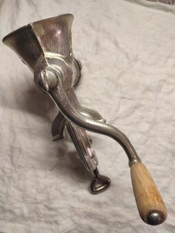 Prdám mlynček na mäso a na orechy - 6