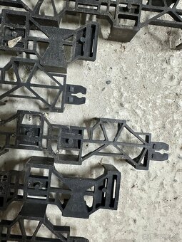 zvyšky zo stavby - hadice, prichytky, distančky, držiaky - 6