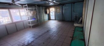 Výborná poloha, priestor na prenájom priamo na stanici - 6