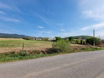 Priestranný stavebný pozemok 773 m² v obci Svinica, Košice - - 6
