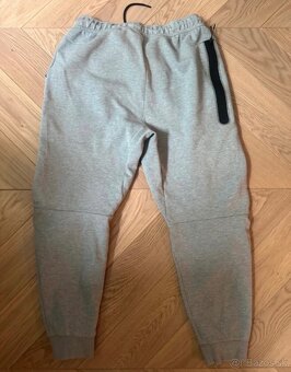 Šedé tepláky značky Nike Tech Fleece - 6