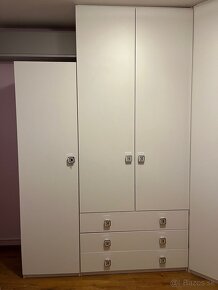 Pekná študentská biela izba na mieru - 6