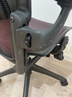 Herman Miller Aeron - 6