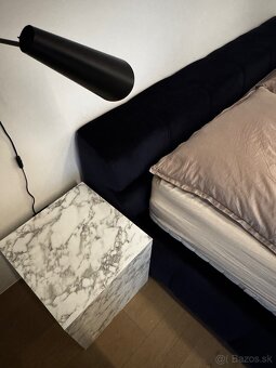 Postel s matracom a stolikmi - 6