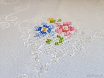 Krásna maslový damaškový obrus zdobený zlatými ornamentmi a - 6