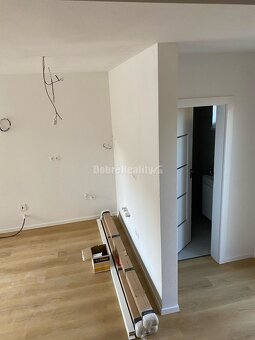 Štýlová novostavba 3-izbového bytu s terasou v obci Banka, l - 6