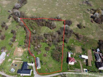Veľký stavebný pozemok (1 ha) s vidieckym domom v tichej l - 6
