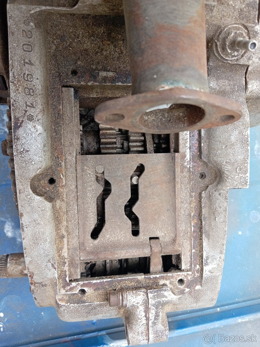 Motor ČZ 250 968 - 7