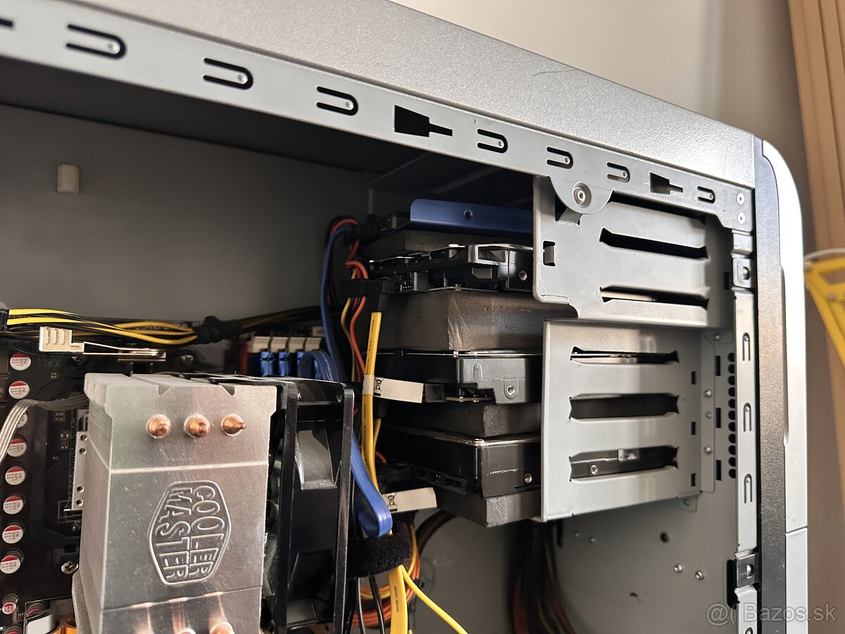 Pc zostava s monitorom a reproduktormi - 7