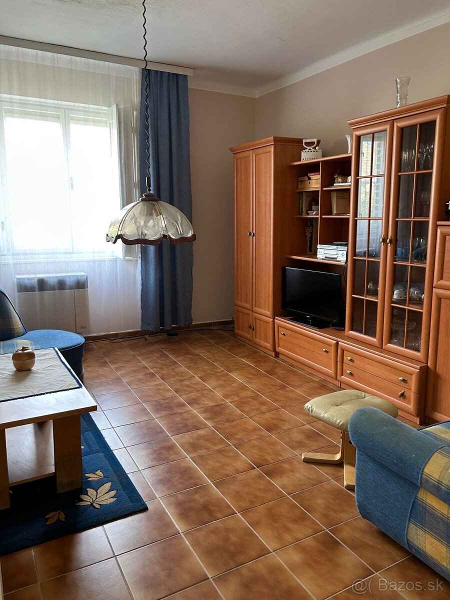 NA PREDAJ: Slnečný rodinný dom s veľkou záhradou v pokojnej - 7