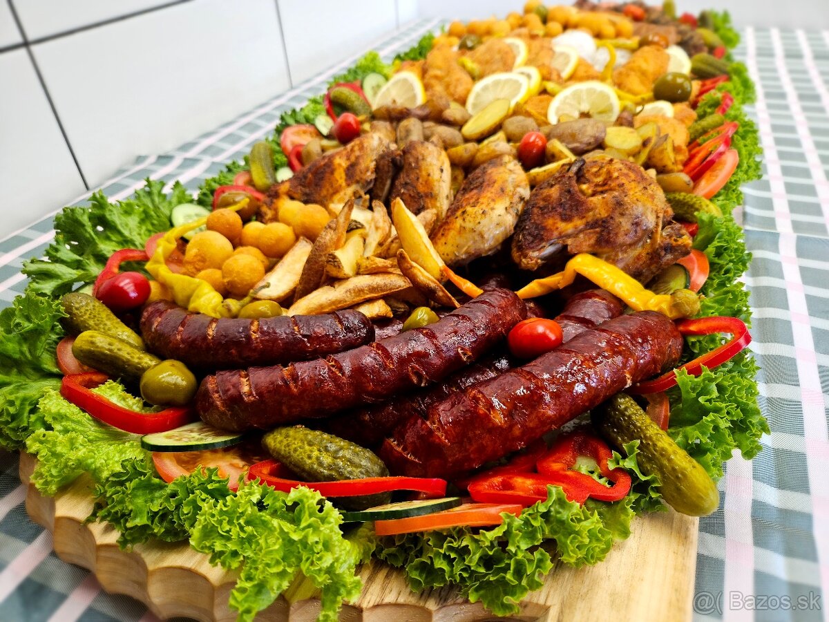 Pláto s rôznymi dobrotami a pečené prasiatko - 7