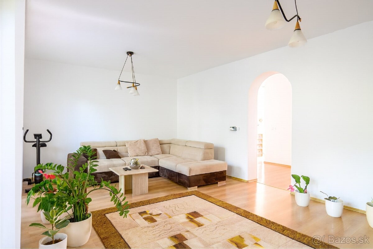 Unikátna ponuka rodinného domu s futbalovým ihriskom a ve - 7