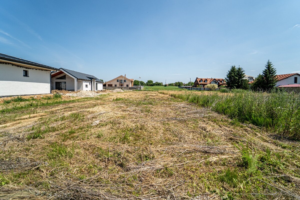 Rovinatý pozemok v dedinke Cestice - 7