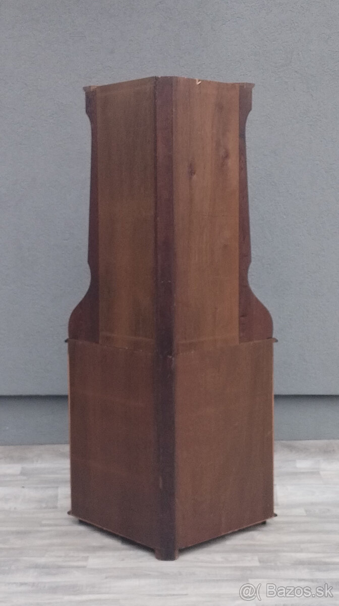 Vitrína rohová. - 7