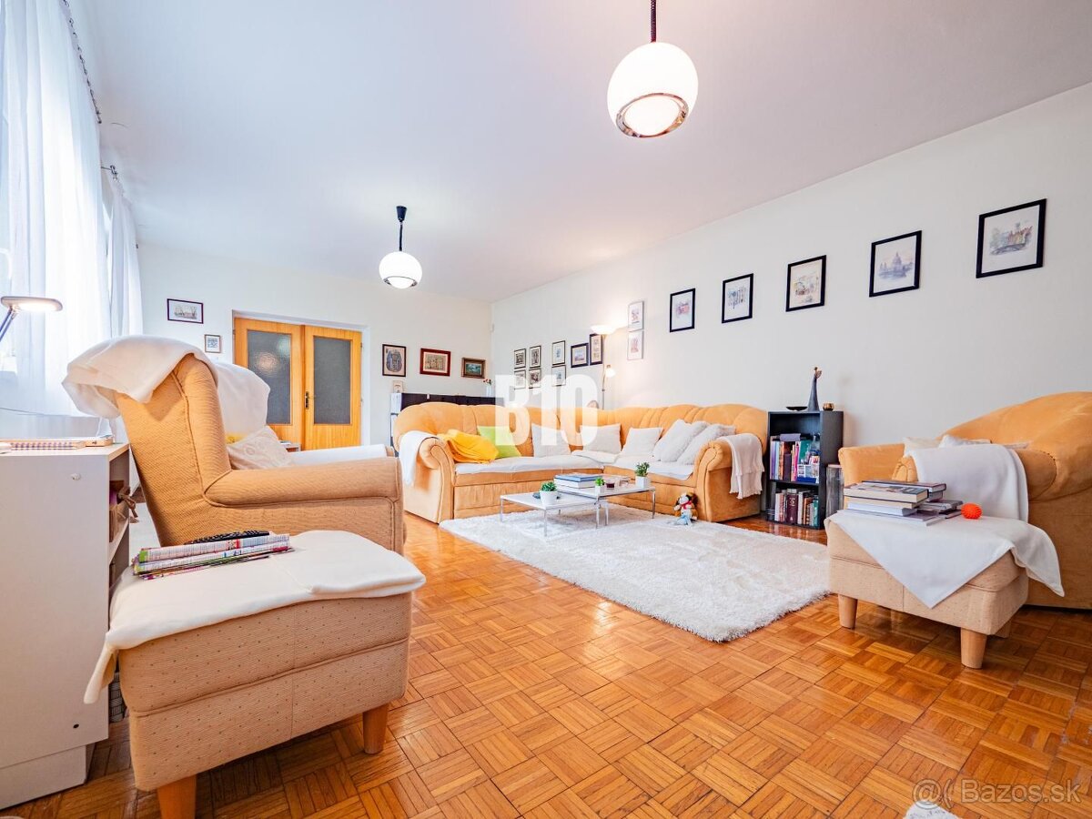 PRIESTRANNÝ RODINNÝ DOM s garážou v pokojnom prostredí mesta - 7