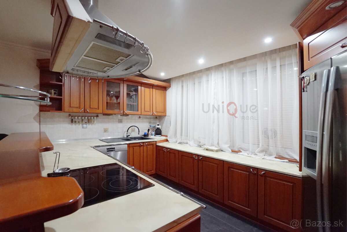 Na predaj kompletne zariadený rodinný dom s bazénom - 7