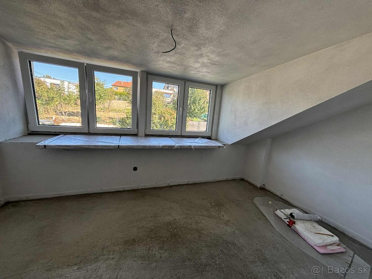 Predáme pekný zrekonštruovaný byt 2+2 s parkovaním NR - 7