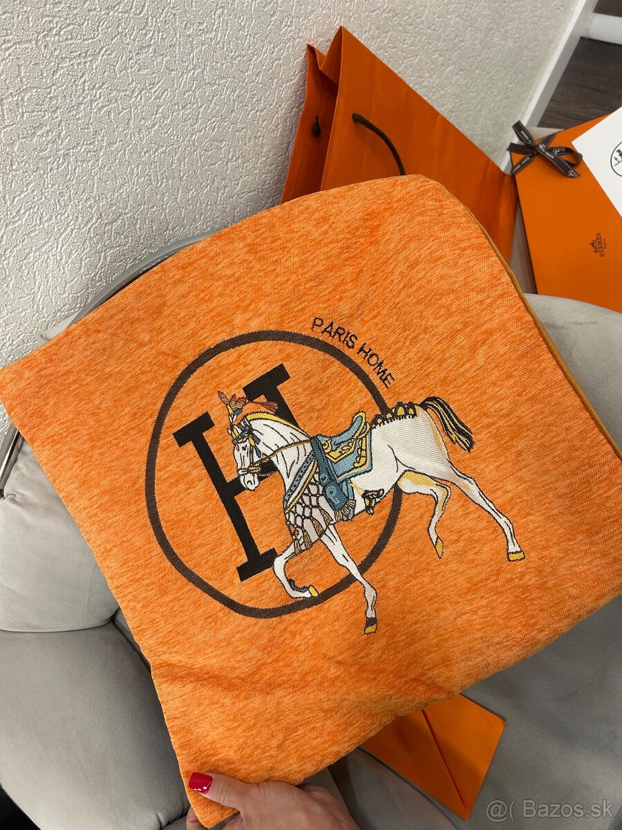 Hermes obliecka na vankúš. - 7