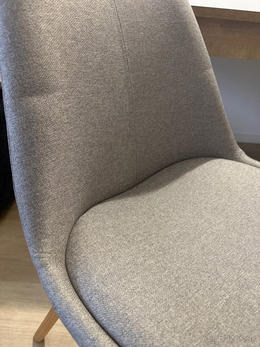 Jedálenský stôl so stoličkami. - 7