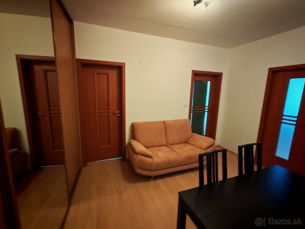 Prenajmem 2 izby v 3-izbovom byte - 7