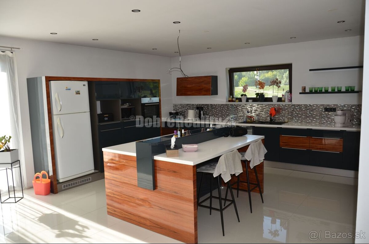 DOBRÉ REALITY - priestranný rodinný dom s veľkým pozemkom v - 7