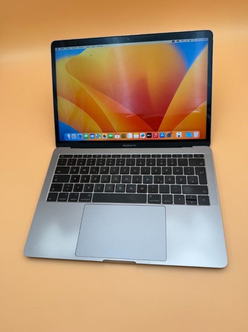 MacBook Pro 13 2017 i5 / 8GB RAM / 256GB SSD - 7
