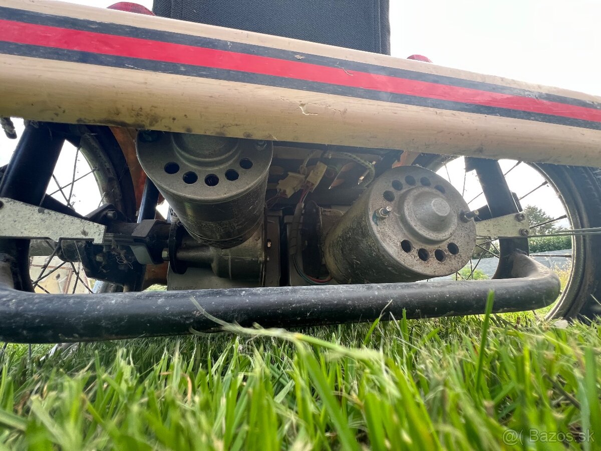 Starší elektrický invalidný vozík - 7