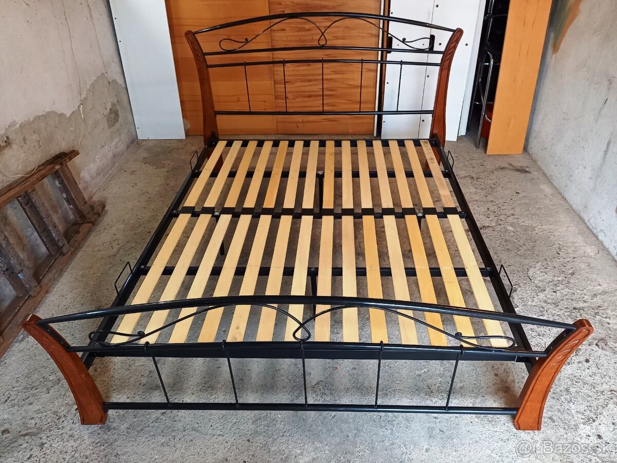 Čierna kovová posteľ s matracmi - 7