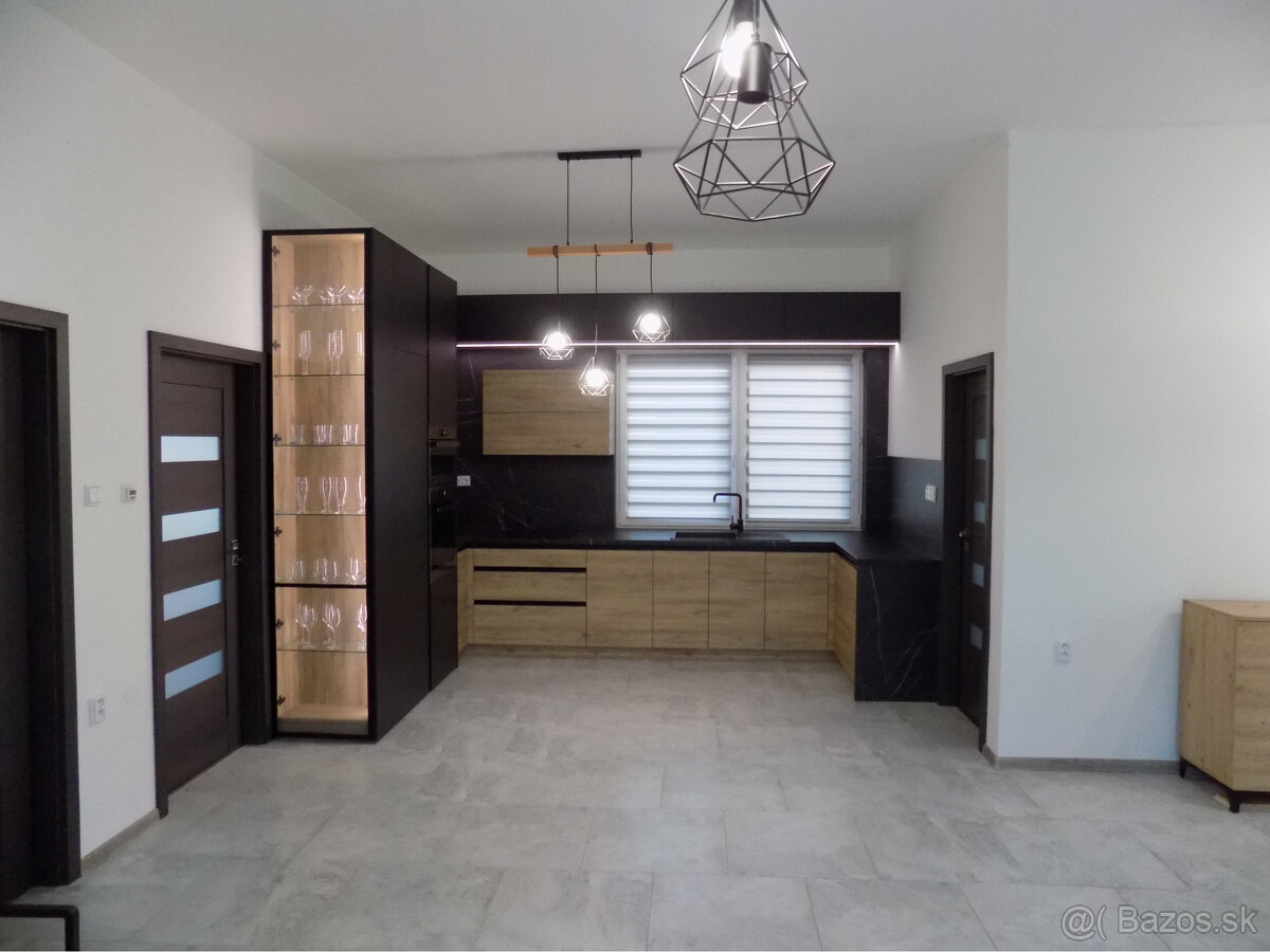 Novostavba domu v Kolárove s kuchynskou linkou + solárne pan - 7