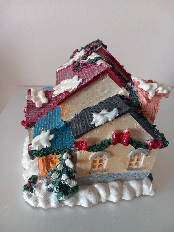 Starý svietiaci led domček po rodičoch 16x13x12 cm - 7