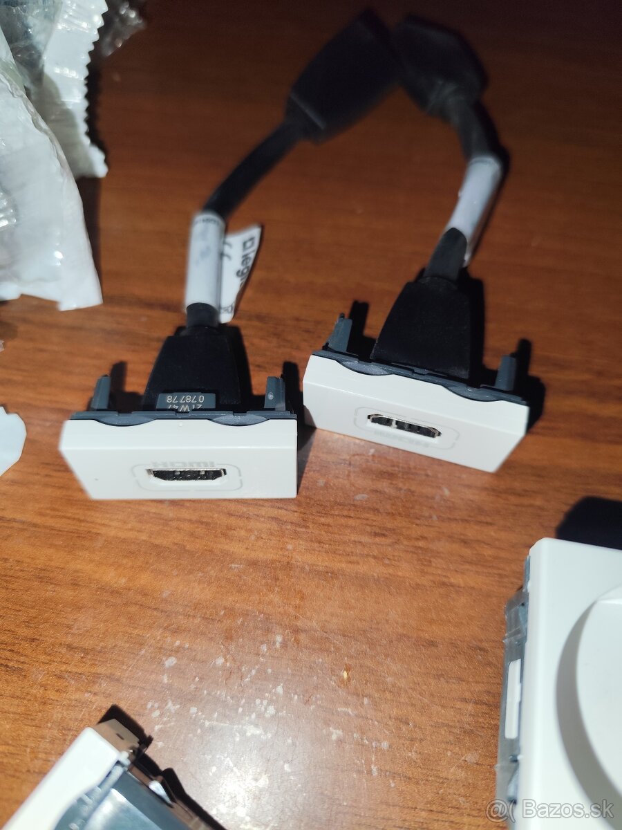 Legrand Pop-up rámik výklopný a moduly doň - 7