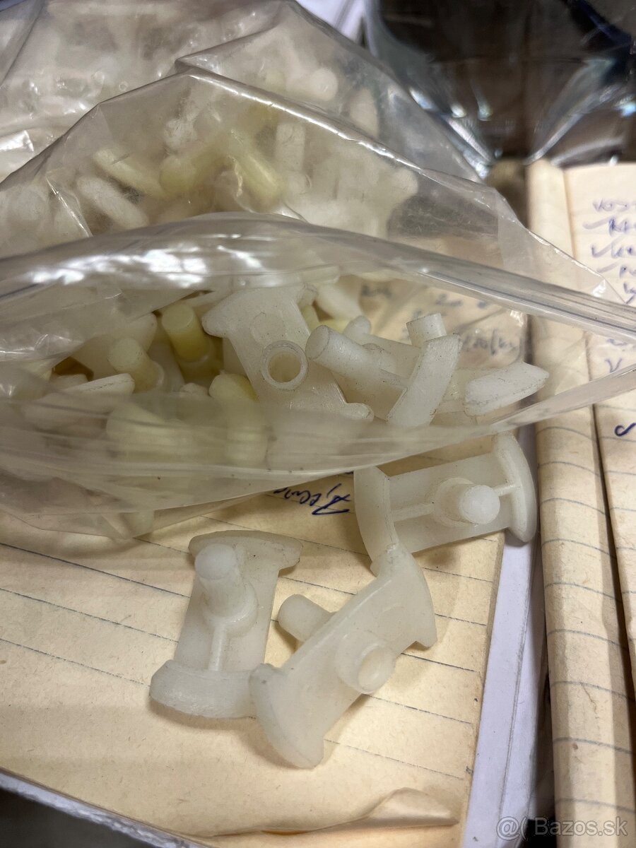 Fiat 850, 125 úchytky prahových líšt - 7