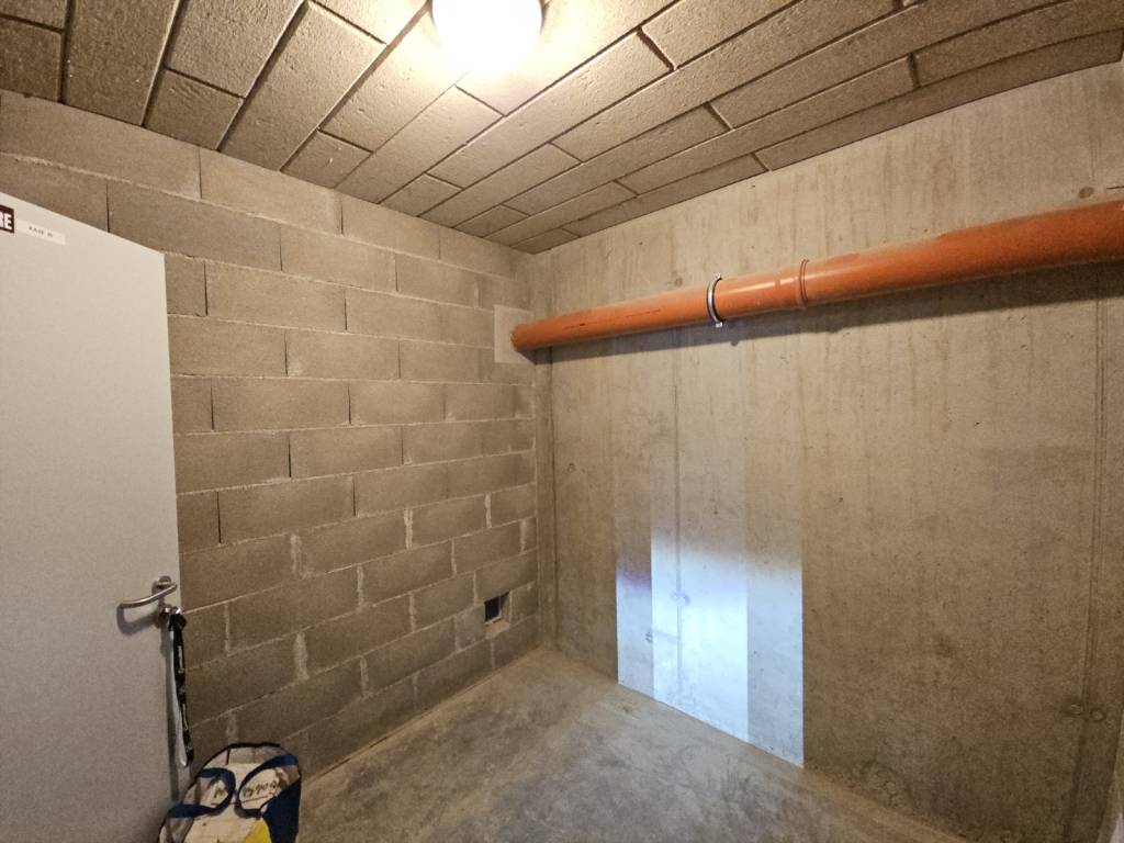 PREDAJ Garážové parkovacie miesto s pivničnou kobkou, RAČA,E - 7