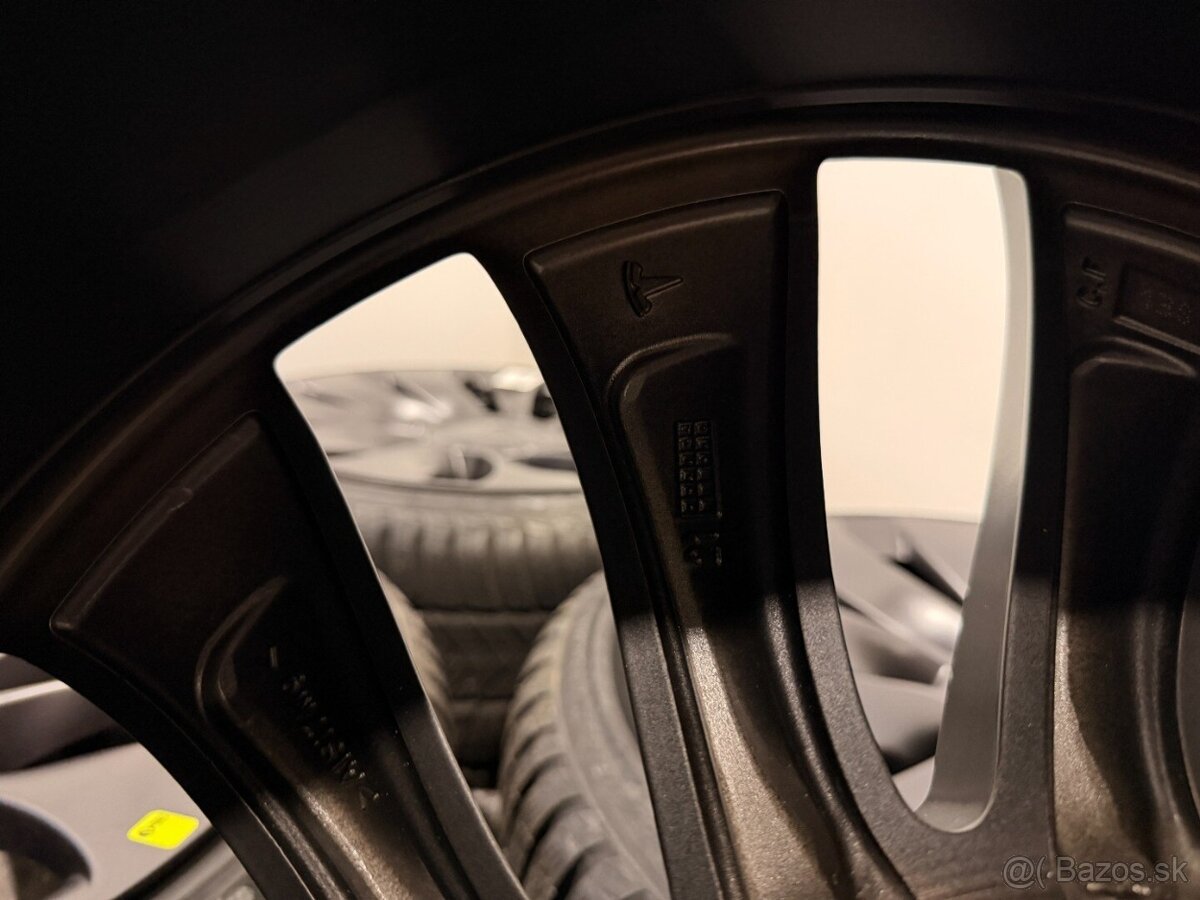 kolesa zimní Tesla Model 3 r20 1044267-00-A1 - 7