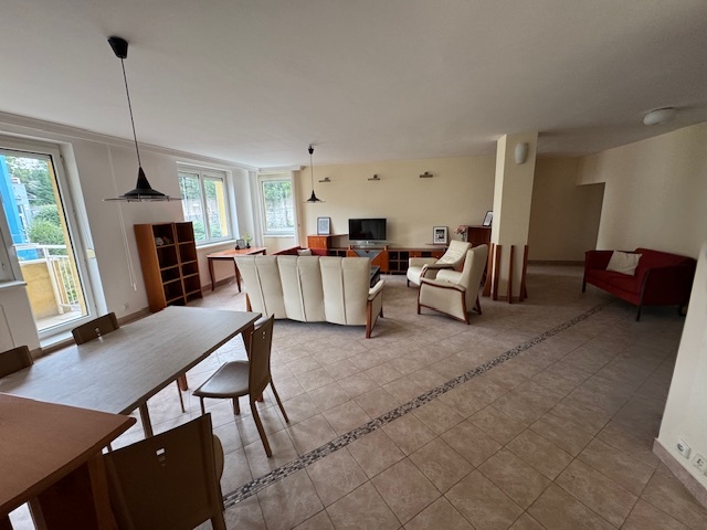 Veľký 3-izbový byt (pôvodne 4-izb.) s parkingom, BA I - 7