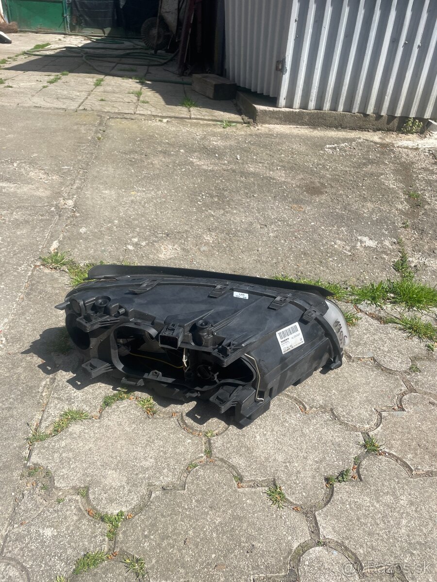 Predám originál ľavý predný svetlomet na VOLVO V70 / XC70 - 7