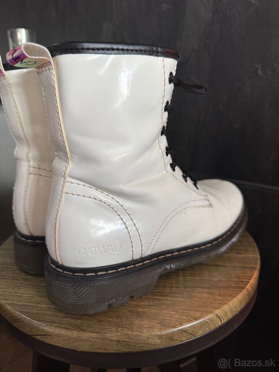 Vysoké leskle biele čižmy - 7