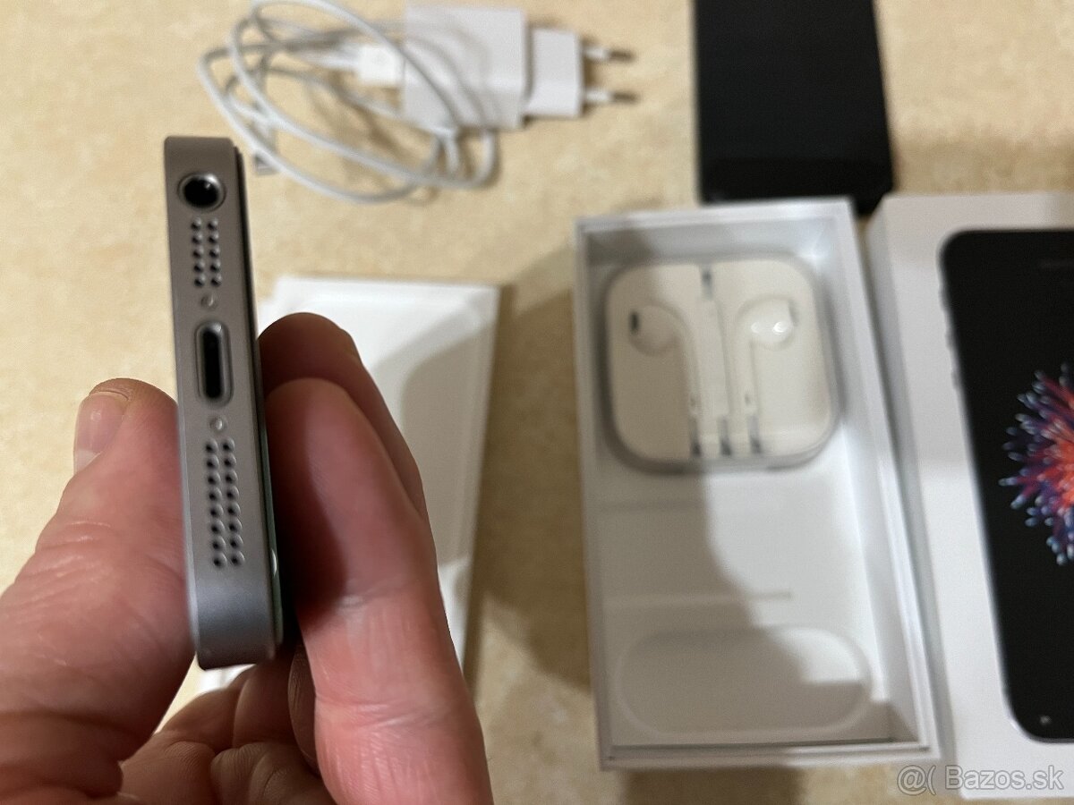 iPhone SE 32GB - TOP STAV - 7