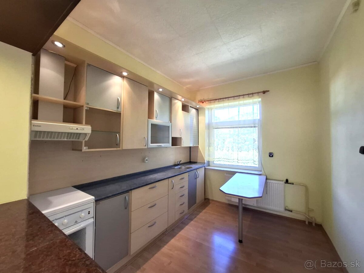 NA PREDAJ - byt s atmosférou rodinného domu, Handlová - 7