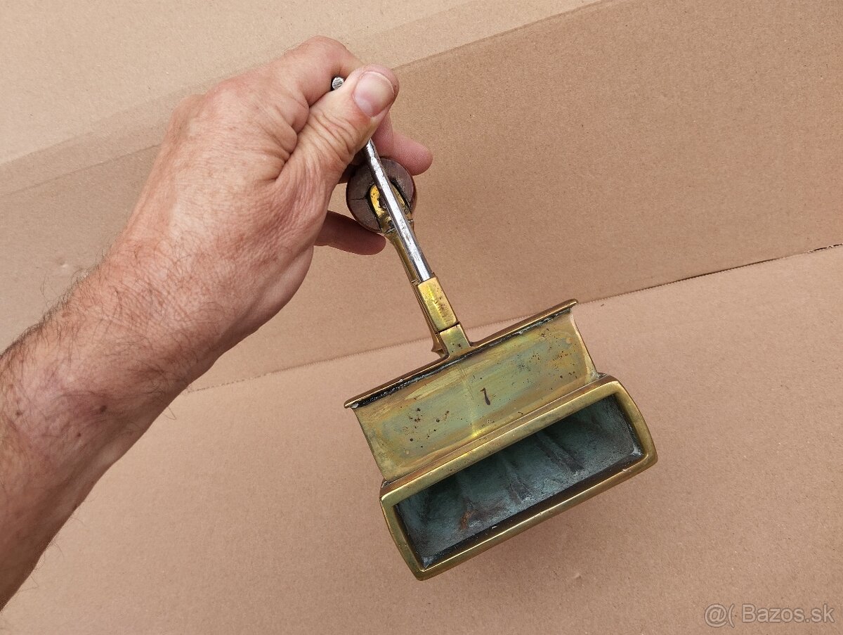 Stará zachovalá mosazna žehlička č.7 (vzadu značeni 7) - 7