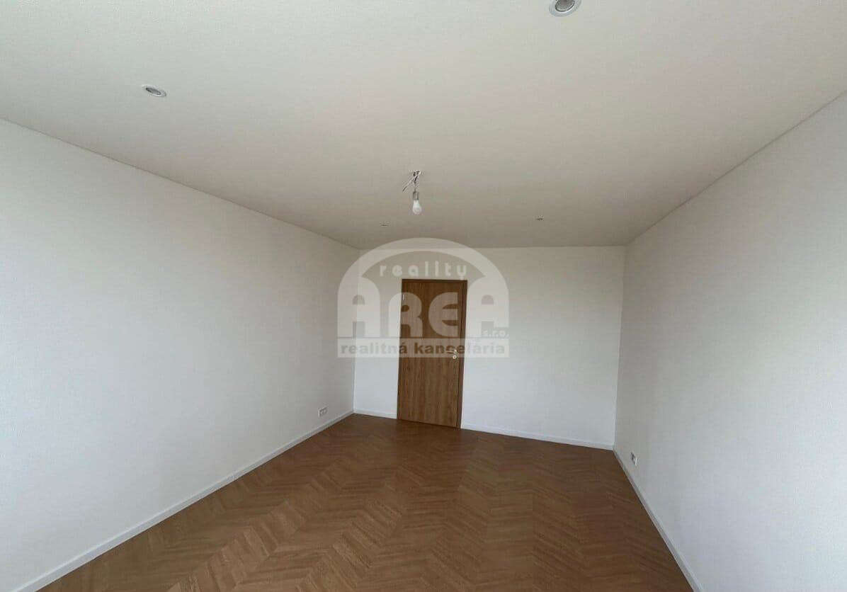 3- izbový byt na sídlisku Juh v Michalovciach - 7