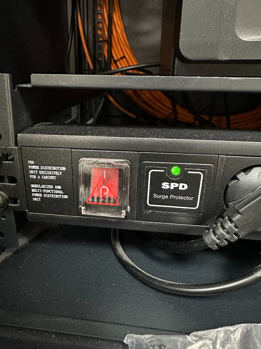 Serverová skriňa s príslušenstvom - plne funkčné - 7