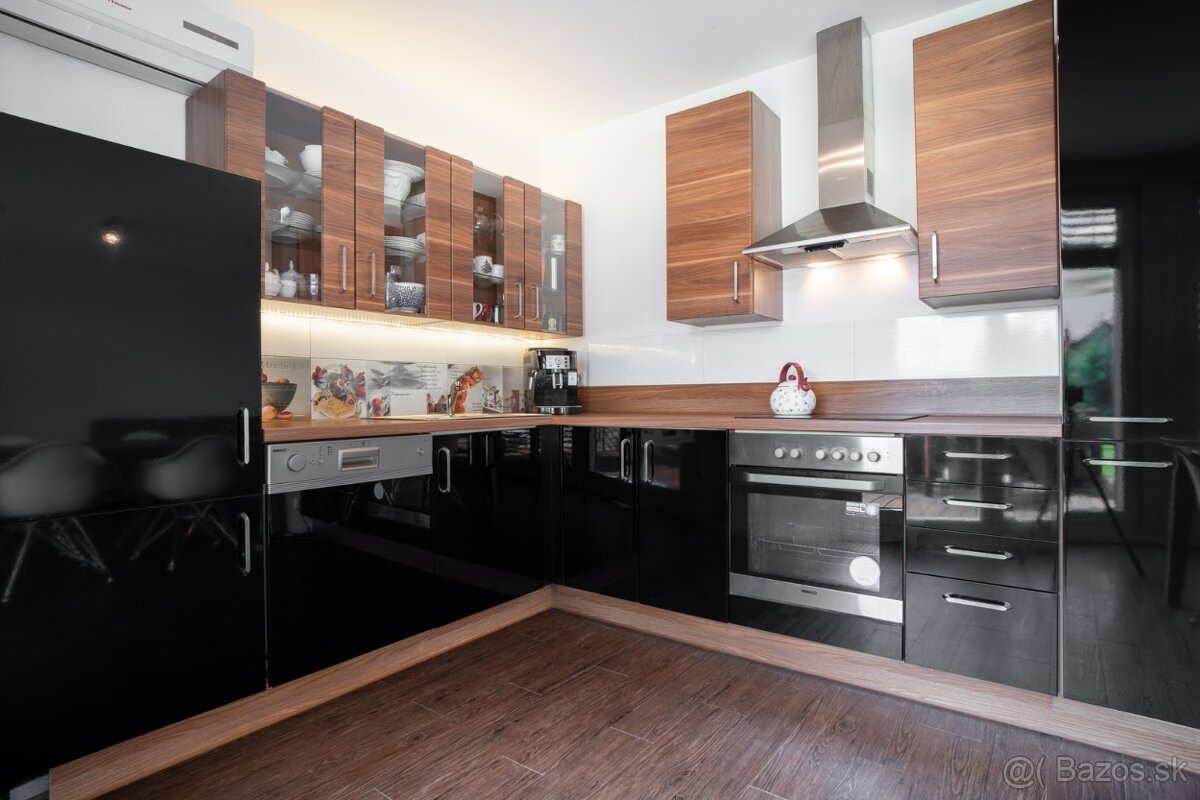 Nadštandardný dom s veľkým pozemkom - Pereš - Predaj - 7