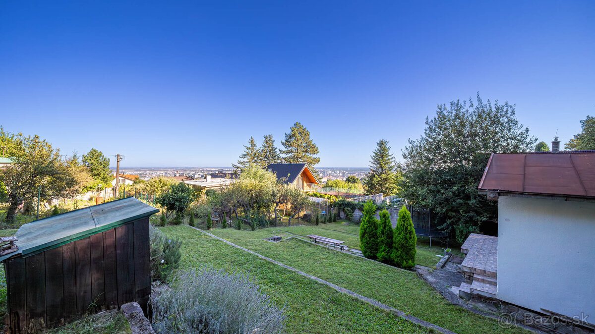 2 pozemky pri lese a krásnym výhľadom v lukratívnej časti Br - 7