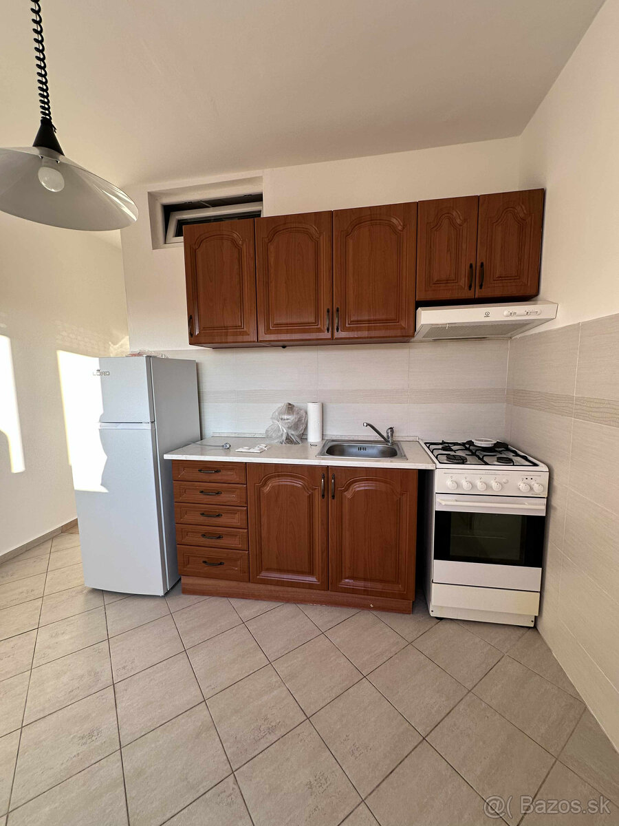 Prenájom 2 a pol izbový byt v centre mesta Dunajská Streda - 7