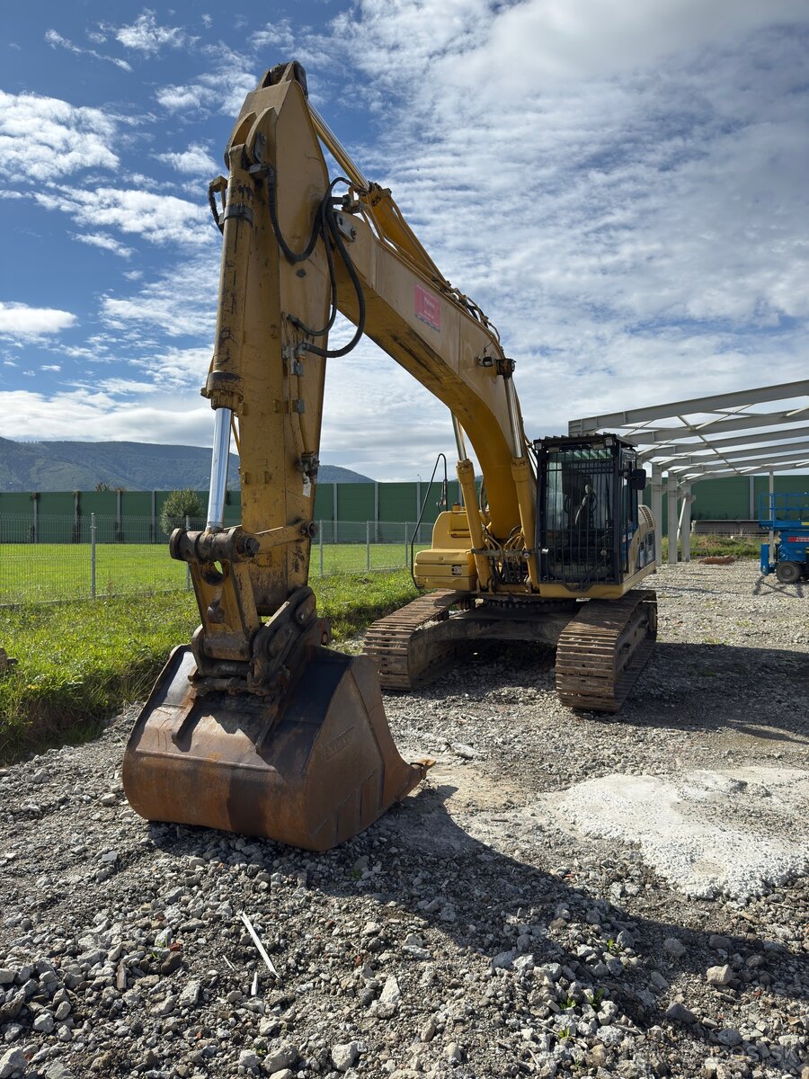 Pásové rypadlo Caterpillar 325D - 7