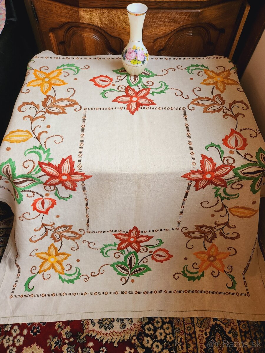 Krásny krémový starý ľanový obrus s výraznou výšivkou veľkýc - 7