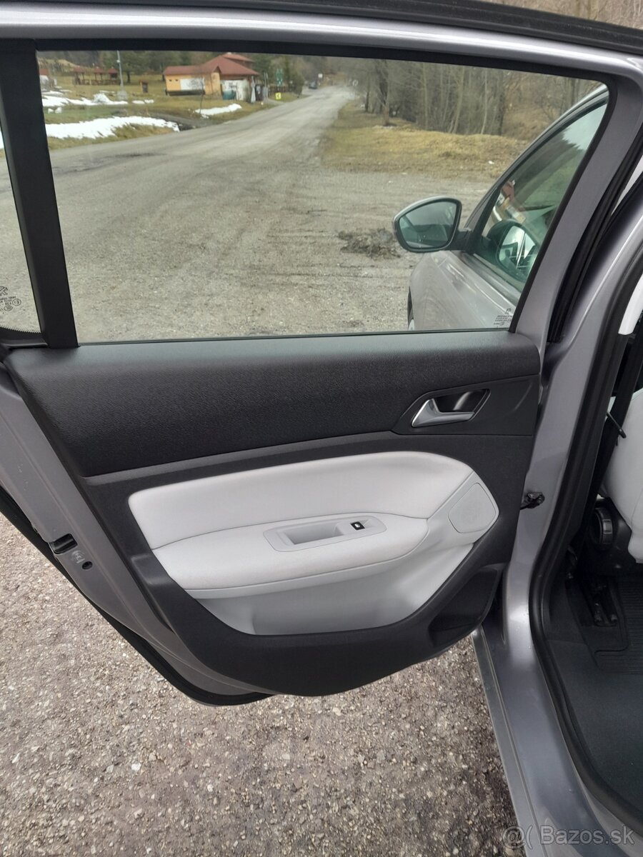 Peugeot 308 benzín - 7