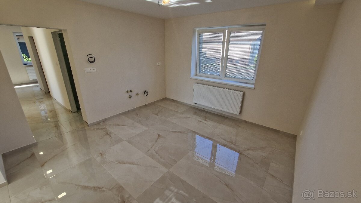 Zrekonštruovaný rodinný dom, 8 á, obec Vlčany - 7