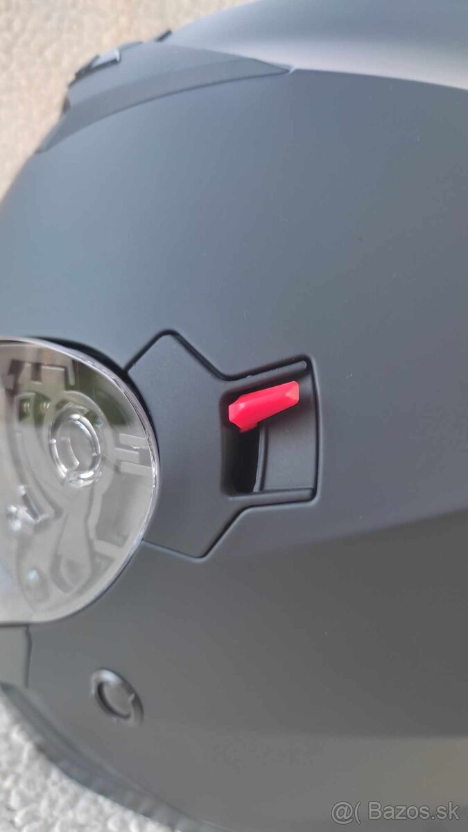 Přilba na motorku nebo skútr. Se sluneční clonou. Černá.Nová - 7